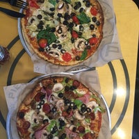 Das Foto wurde bei Pieology Pizzeria von Oliver G. am 8/25/2016 aufgenommen