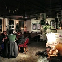 Das Foto wurde bei Platform Cafe, Bar, Terrace von Vix Y. am 11/2/2012 aufgenommen