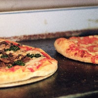12/5/2013 tarihinde Pizza L&amp;#39;Vinoziyaretçi tarafından Pizza L&amp;#39;Vino'de çekilen fotoğraf