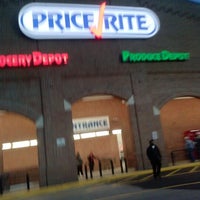 Foto tirada no(a) Price Rite of Baltimore por Wheelhandler M. em 12/28/2012