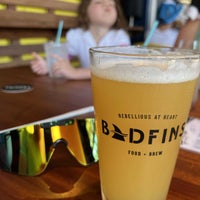 Foto tomada en Badfins Food + Brew  por Brandon B. el 5/15/2022