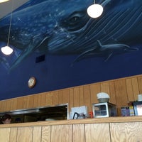 Foto tirada no(a) Leroy&amp;#39;s Blue Whale por Kay G. em 8/17/2014