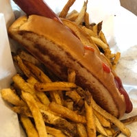 Photo taken at Meatheads Burgers &amp;amp; Fries by Richard S. on 8/25/2018