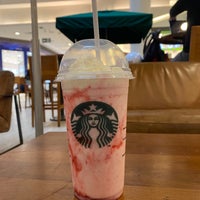 Photo taken at Starbucks by Fábio H. on 4/6/2022