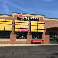 Photo taken at Applebee&amp;#39;s Grill + Bar by Michael Walsh A. on 7/30/2017