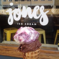 รูปภาพถ่ายที่ Jones Ice Cream โดย Rebecca T. เมื่อ 7/20/2016