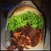 Photo taken at Cheff&amp;#39;s Burger by Luiz Flávio M. on 10/6/2013