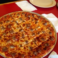 Das Foto wurde bei Johnny&amp;#39;s Pizza House von Robyn C. am 7/27/2014 aufgenommen