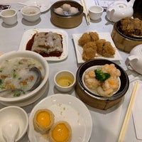 Photo taken at Floata Seafood Restaurant 富大海鮮酒家 by Julian Y. on 9/22/2019