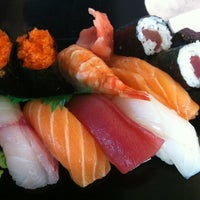 Foto tomada en Fuji Japanese Restaurant &amp;amp; Sushi Bar  por Veronica K. el 12/8/2012