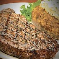 รูปภาพถ่ายที่ Harold Seltzer&amp;#39;s Steakhouse โดย Harold Seltzer&amp;#39;s Steakhouse เมื่อ 11/25/2013