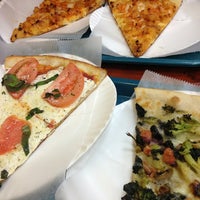 รูปภาพถ่ายที่ Deliziosa Pizza โดย Amy เมื่อ 3/12/2013