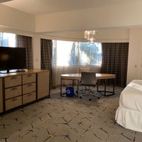 Photo taken at Sheraton Gateway Los Angeles Hotel by Derek on 9/12/2022