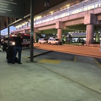 Photo taken at Atlanta Airport Hotel Shuttles by Derek on 5/2/2017