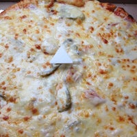 Снимок сделан в Mama&amp;#39;s Pizza пользователем Leticia D. 9/21/2012