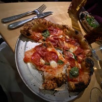 3/5/2020 tarihinde Cristina C.ziyaretçi tarafından Burrata Wood Fired Pizza'de çekilen fotoğraf