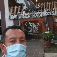 Photo taken at Gama Ikan Bakar &amp;amp; Seafood by Agung D. on 3/10/2021