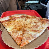 Das Foto wurde bei Bleecker Street Pizza von Telly L. am 11/11/2023 aufgenommen