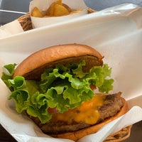 Photo taken at Freshness Burger by 貓空 on 9/25/2020