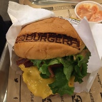 Foto diambil di BurgerFi oleh Kara B. pada 1/21/2018