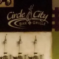 รูปภาพถ่ายที่ Circle City Bar &amp;amp; Grille โดย David D. เมื่อ 7/17/2017