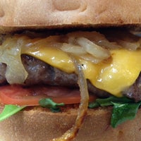 Foto tirada no(a) Toma Burger Addiction por Greg D. em 11/28/2013