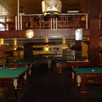 Foto tirada no(a) Queen&amp;#39;s Snooker Burger Bar por Queen&amp;#39;s Snooker Burger Bar em 12/14/2013