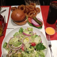 Photo prise au 5 Boro Burger par Mariam D. le5/25/2013