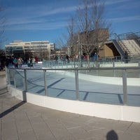 Foto tomada en Canal Park Ice Rink  por Sabrina M. el 12/28/2013