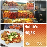 Photo taken at Habib&amp;#39;s Rojak - Indian Rojak Specialist by Catherine L. on 9/3/2013