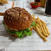 Foto diambil di La Hamburgueseria, hamburguesas artesanales oleh Marimar C. pada 1/9/2020