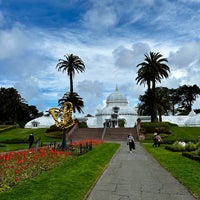 Foto diambil di Conservatory of Flowers oleh Bradley M. pada 3/23/2024