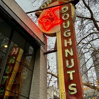 Photo taken at Top Pot Doughnuts by Bradley M. on 12/12/2023