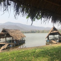3/18/2018 tarihinde aomtuziyaretçi tarafından แพชุมชนวังเฮือ ทะเลลำปาง'de çekilen fotoğraf