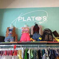 Foto scattata a Plato&amp;#39;s Closet San Mateo da Ryan H. il 6/2/2013