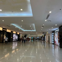 Foto tomada en Suria Sabah Shopping Mall  por Pete el 5/16/2022