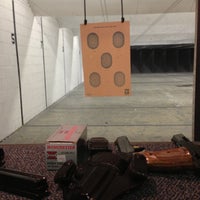 Foto tirada no(a) Top Gun Shooting Sports Inc por Brian C. em 11/20/2012