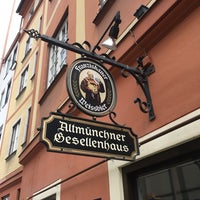 รูปภาพถ่ายที่ Altmünchner Gesellenhaus โดย Intelli U. เมื่อ 6/11/2019