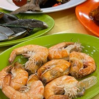 Photo taken at Pondok Mutiara 68 Seafood by reza setiawan ر. on 4/30/2022