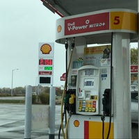 Foto diambil di Shell Gas Station oleh Debbie W. pada 10/22/2020