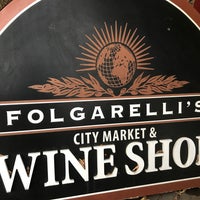 Foto tirada no(a) Folgarelli&amp;#39;s Market &amp;amp; Wine Shop por Debbie W. em 11/9/2019