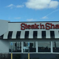 Photo taken at Steak &amp;#39;n Shake by Jesse M. on 4/9/2016
