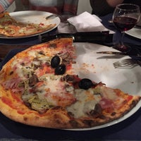 10/27/2016 tarihinde Bernackij O.ziyaretçi tarafından Pizzeria C&amp;#39;è o Non C&amp;#39;è'de çekilen fotoğraf