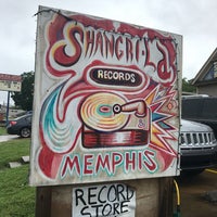 Foto tirada no(a) Shangri-La Records por Danielle M. em 4/22/2017