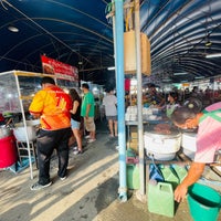Photo taken at ตลาดนวลจันทร์ 36 (ตลาดสามแยกวังรุ้งเก่า) by Sakdipat S. on 8/21/2021