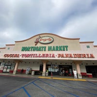Foto tirada no(a) Northgate Gonzalez Markets por Jim J. em 10/6/2022