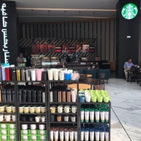 Foto tirada no(a) Starbucks por Karen H. em 12/24/2018