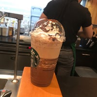 Foto scattata a Starbucks da Karen H. il 12/28/2018
