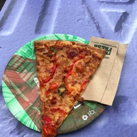 Foto scattata a New York Pizza da Ftn J. il 8/2/2017