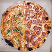 Снимок сделан в Tomasso - New York Pizza пользователем arielo g. 8/9/2016